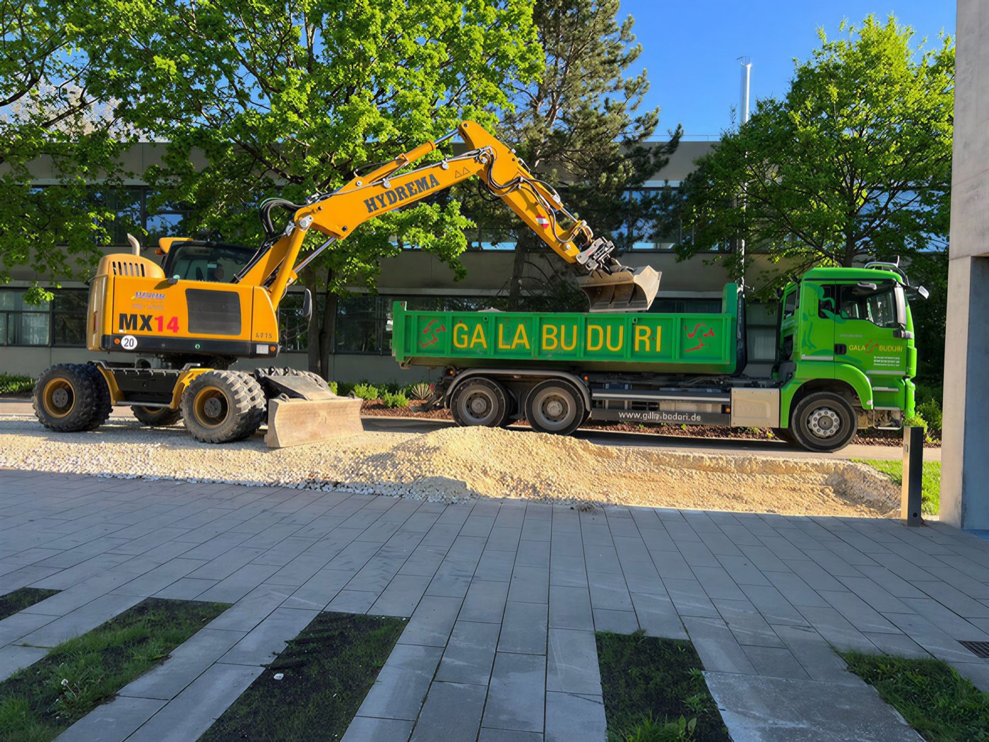 Gartengestaltung mit Bepflanzung und Wegen
