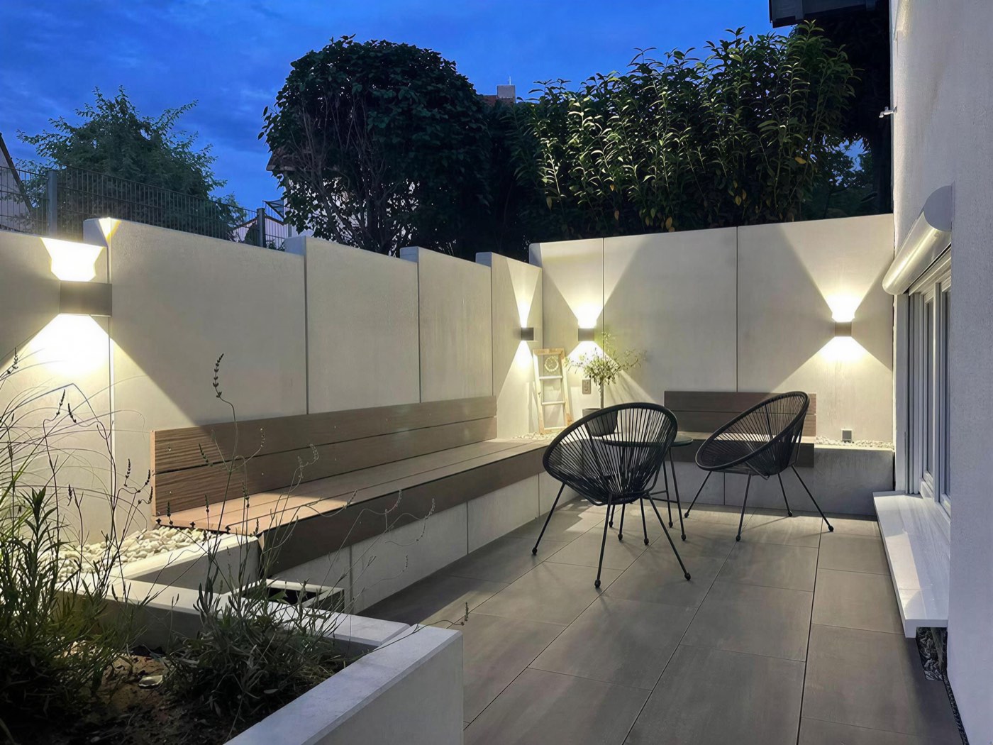 Gepflegter Garten mit Pflasterweg
